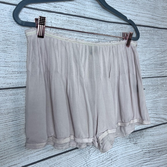 POL Pleated Distressed Flowy Side Zip Casual Shorts ๐ - Picture 13 of 13